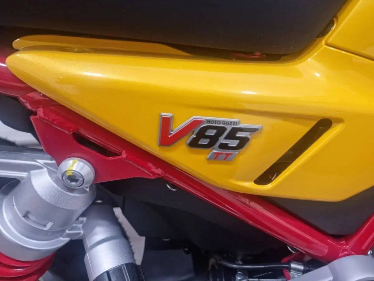 Moto Guzzi V85 TT (2024 - 26) (5)