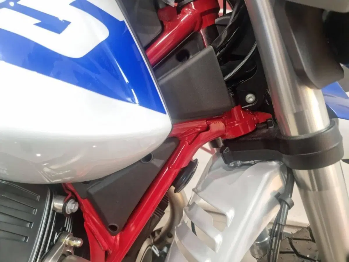 Moto Guzzi V85 TT (2024 - 26) (7)