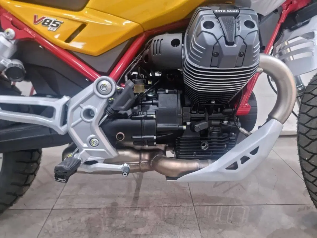 Moto Guzzi V85 TT (2024 - 26) (9)