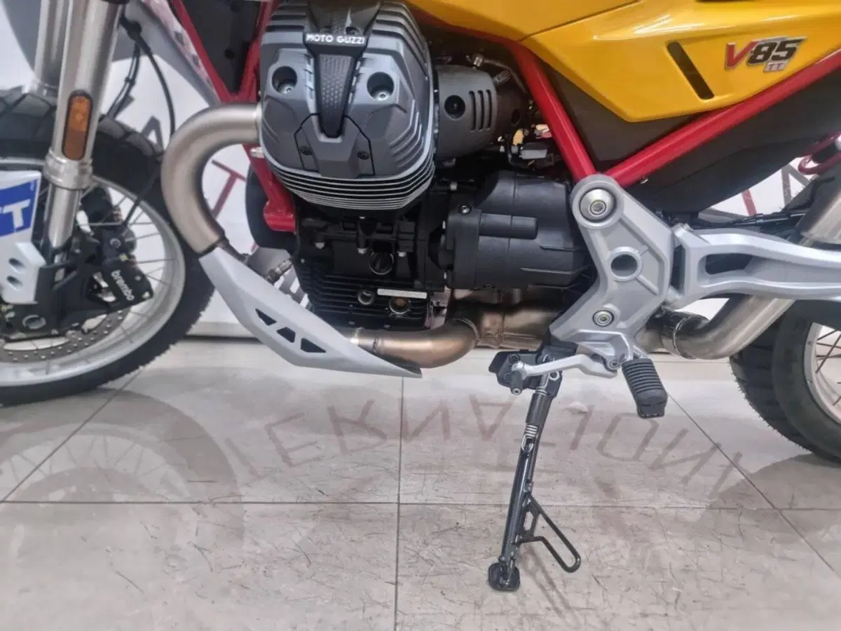 Moto Guzzi V85 TT (2024 - 26) (11)