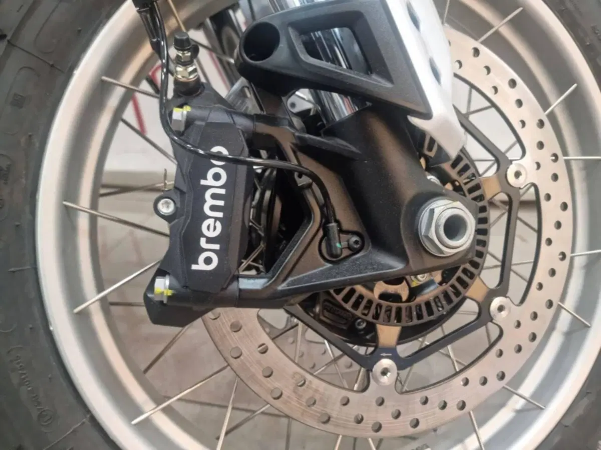 Moto Guzzi V85 TT (2024 - 26) (13)