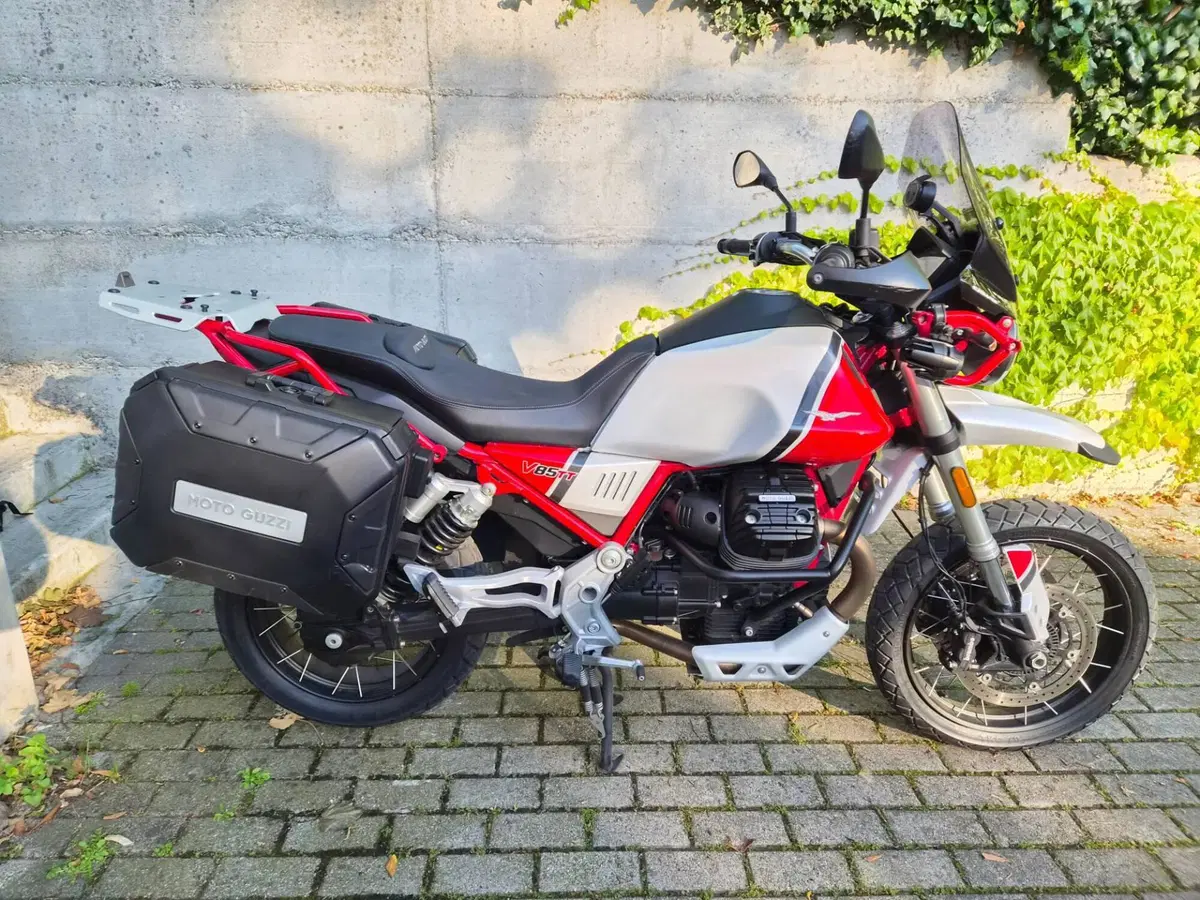 Moto Guzzi V85 TT Evocative Graphics (2019 - 20) (2)
