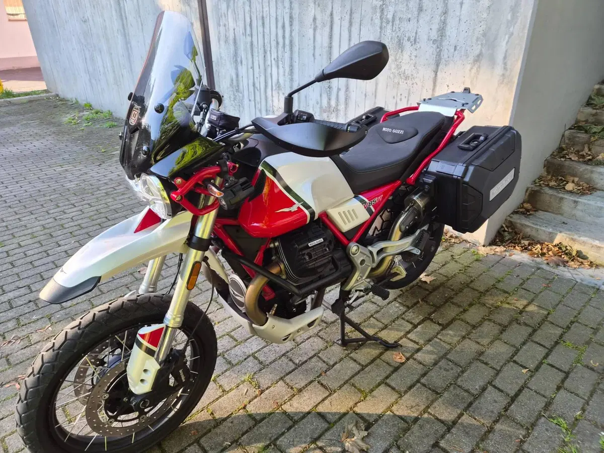 Moto Guzzi V85 TT Evocative Graphics (2019 - 20) (3)