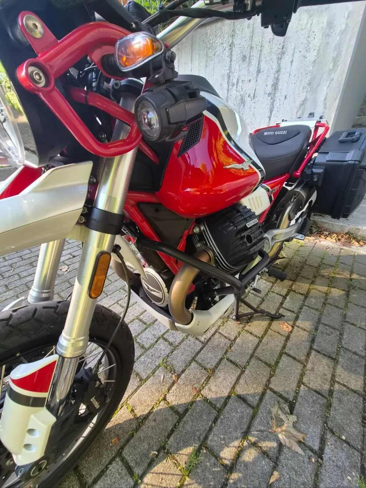 Moto Guzzi V85 TT Evocative Graphics (2019 - 20) (4)