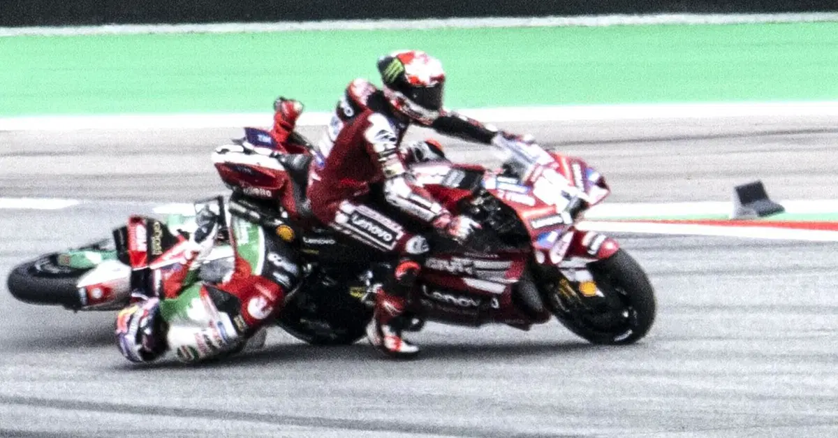 MotoGP 2026. GP di Catalunya. Johann Zarco racconta il suo incidente: "La gamba mi bruciava, mi pento di essere ripartito, avevo gi&agrave; un piede viola"