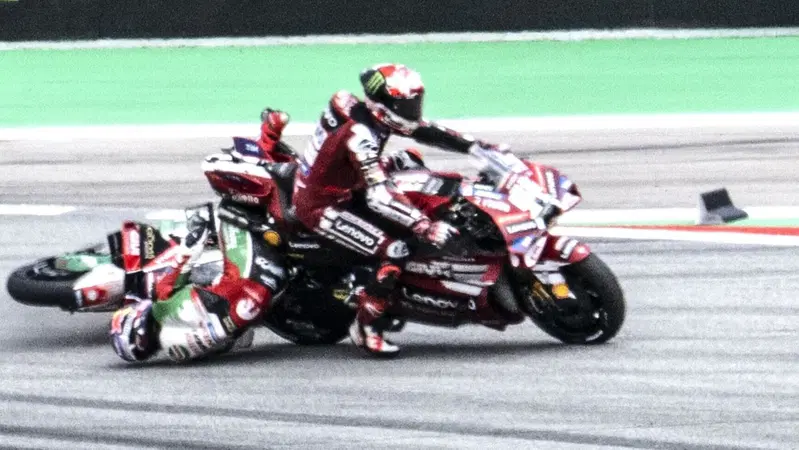 MotoGP 2026. GP di Catalunya. Johann Zarco racconta il suo incidente: "La gamba mi bruciava, mi pento di essere ripartito, avevo gi&agrave; un piede viola"