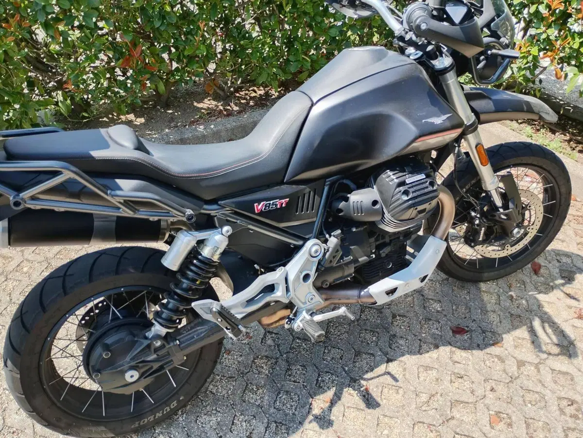 Moto Guzzi V85 TT (2021 - 23) (4)