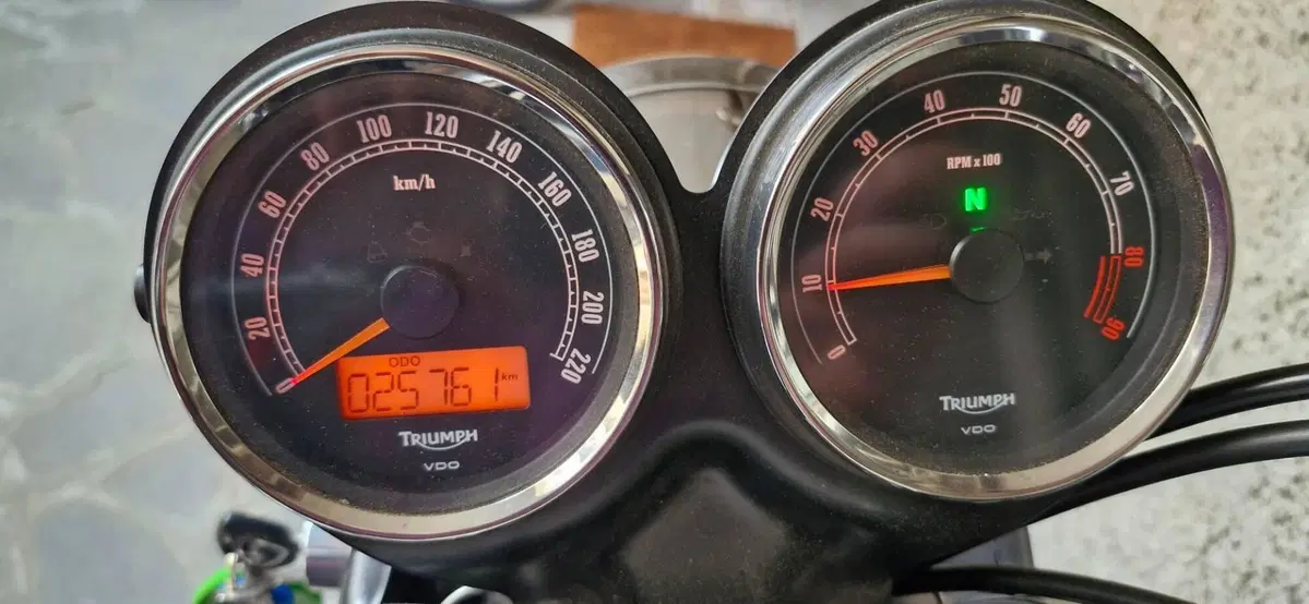 Triumph Bonneville T100 (2008 - 16) (2)