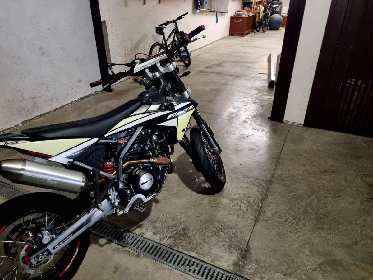 Fantic Motor XMF 125 Motard Performance 4t (2021 - 22) (3)