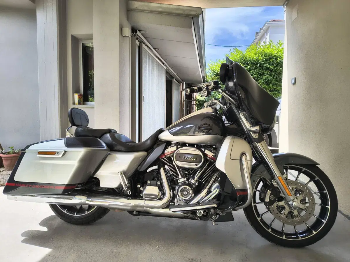 Harley-Davidson 117 Street Glide (2018 - 20) - FLHXSE