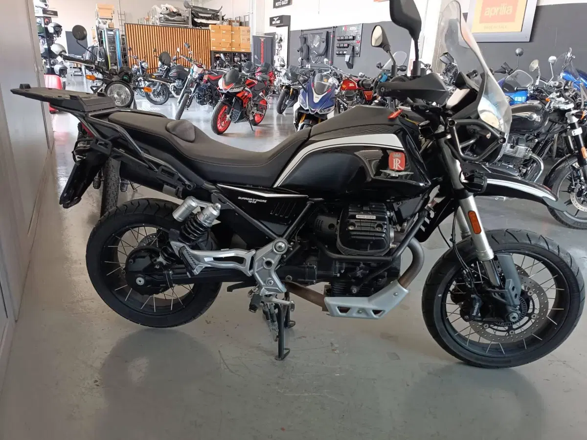 Moto Guzzi V85 TT Guardia d'Onore (2022 - 23) (2)