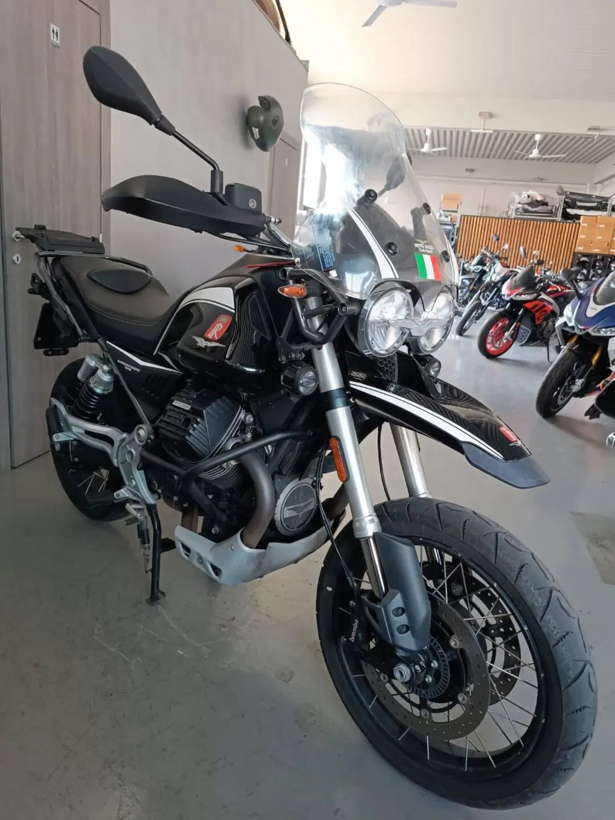 Moto Guzzi V85 TT Guardia d'Onore (2022 - 23) (4)