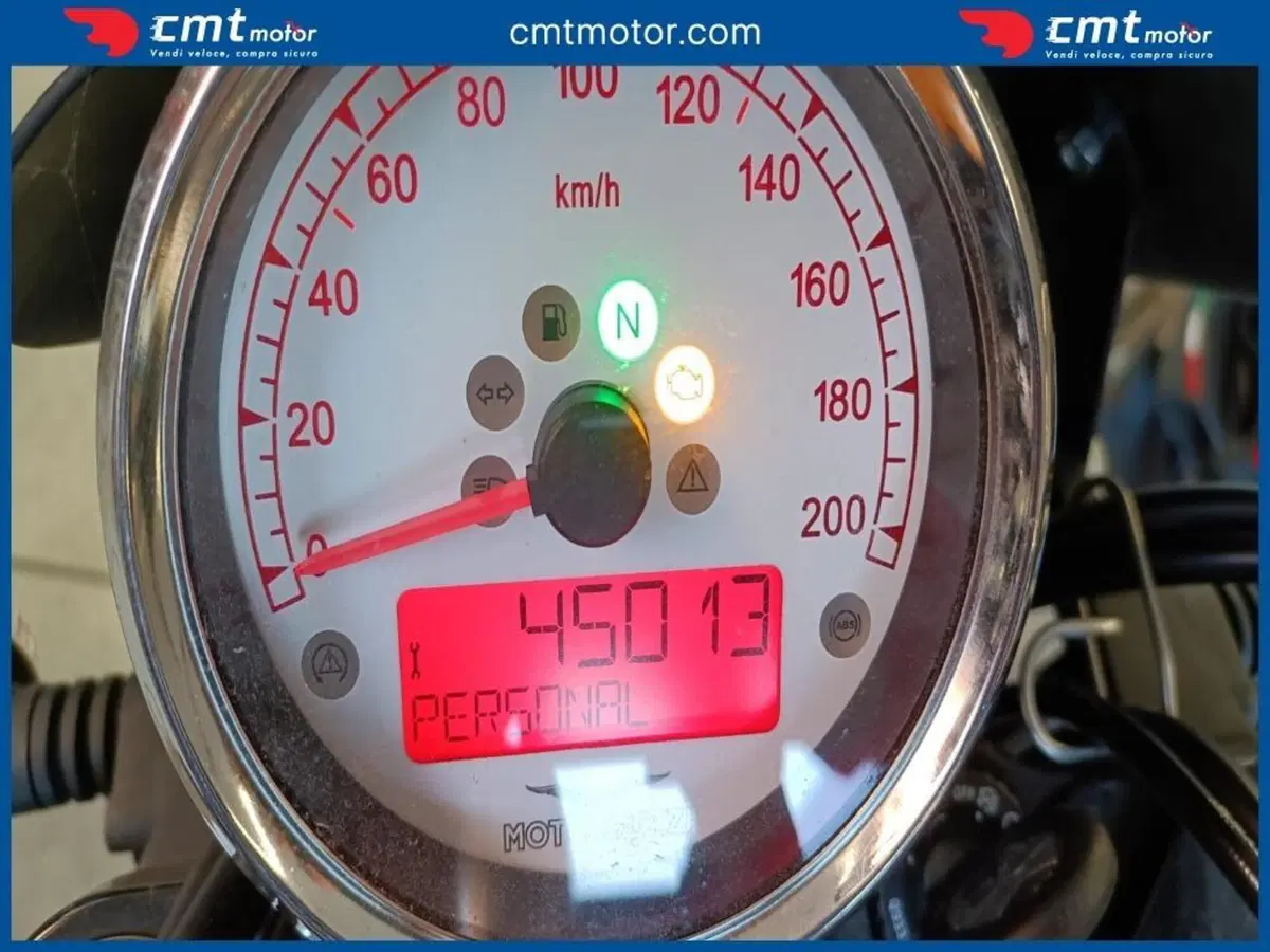 Moto Guzzi V9 Bobber (2016 - 18) (10)