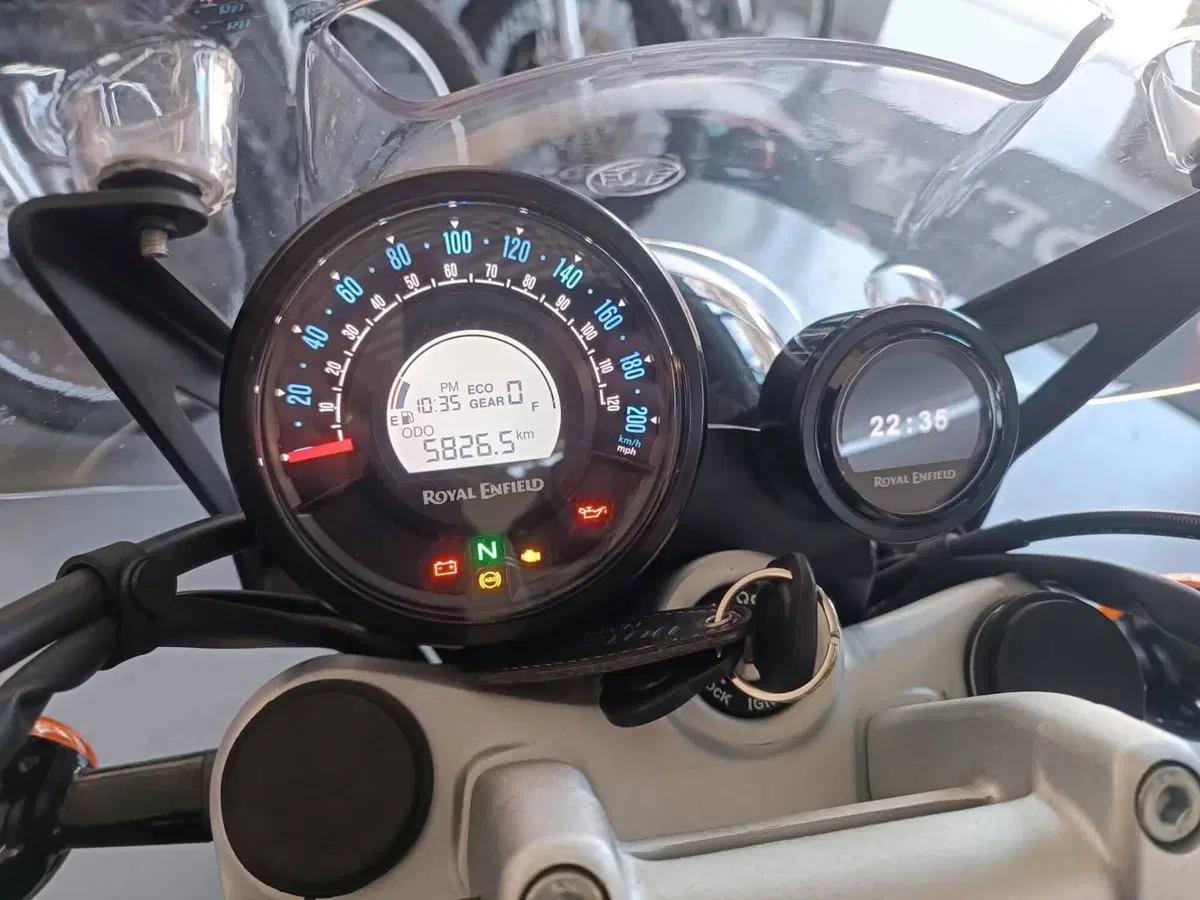 Royal Enfield Super Meteor 650 (2023 - 26) (4)