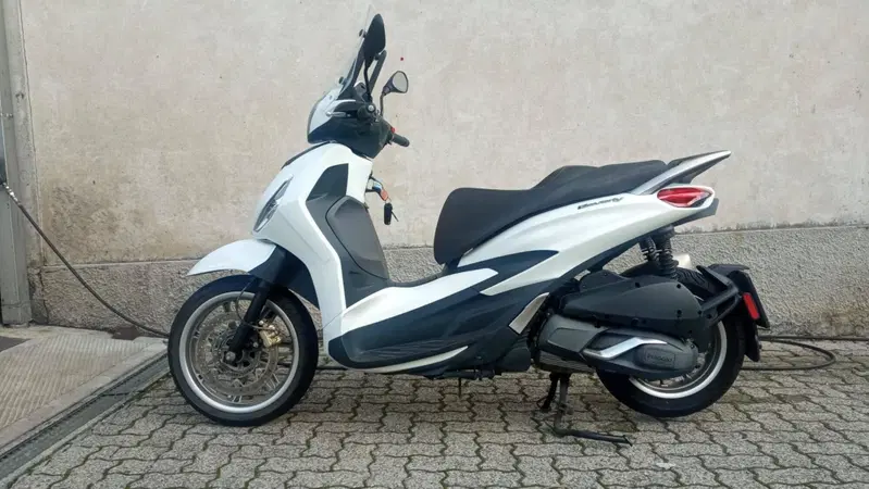 Piaggio Beverly 300 i.e. ABS-ASR (2016 - 20) (3)