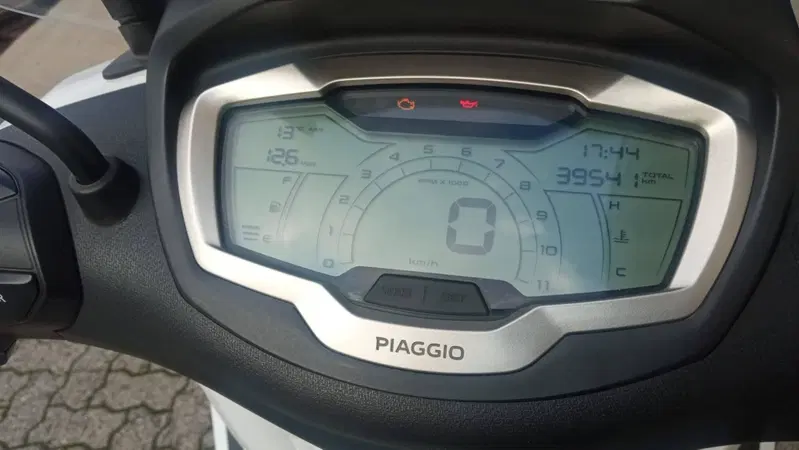 Piaggio Beverly 300 i.e. ABS-ASR (2016 - 20) (4)