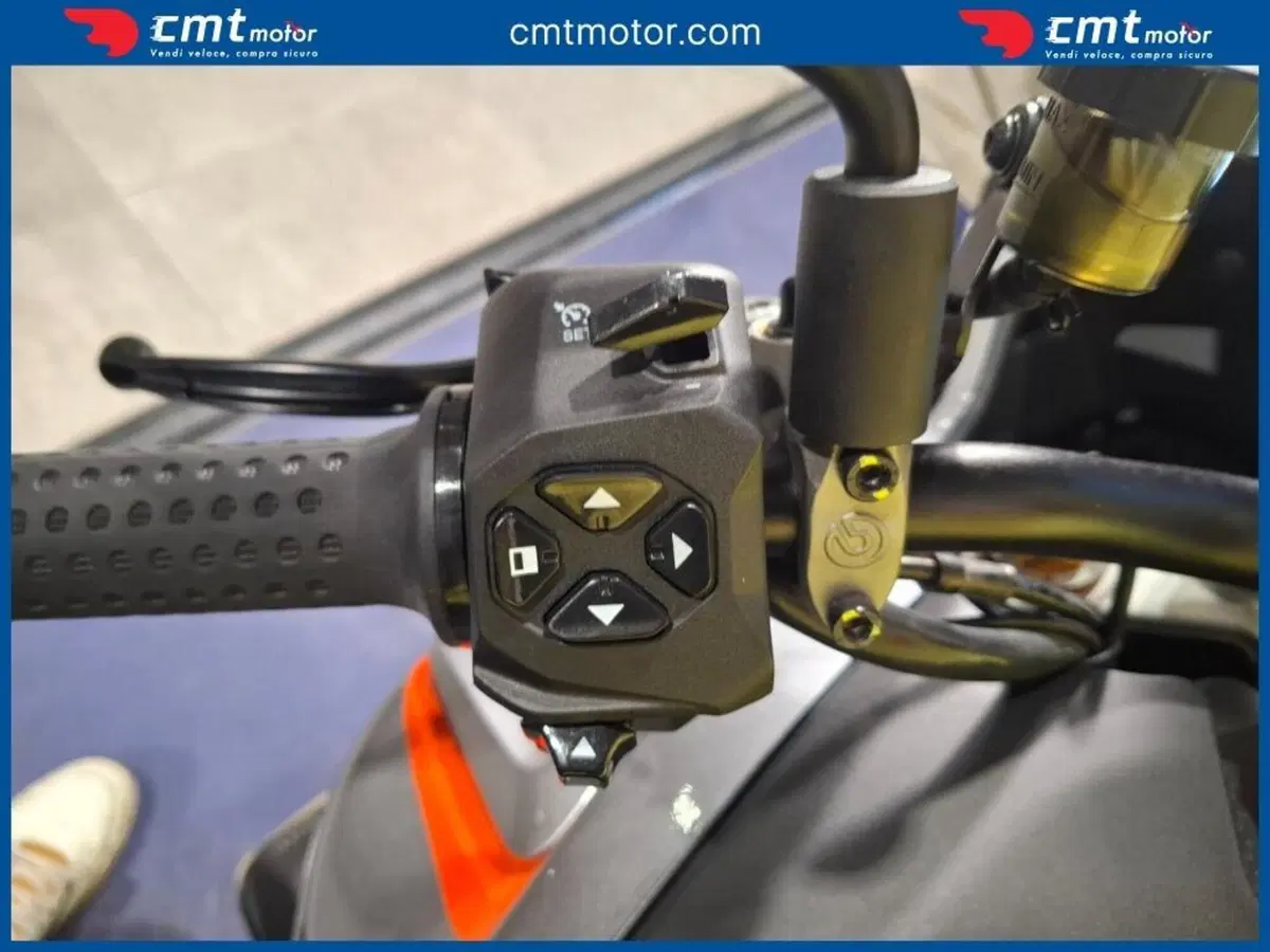 Moto Guzzi V100 Mandello S (2022 - 24) (9)