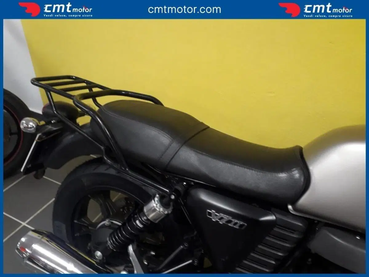 Moto Guzzi V7 II Stone (2015 - 17) (9)