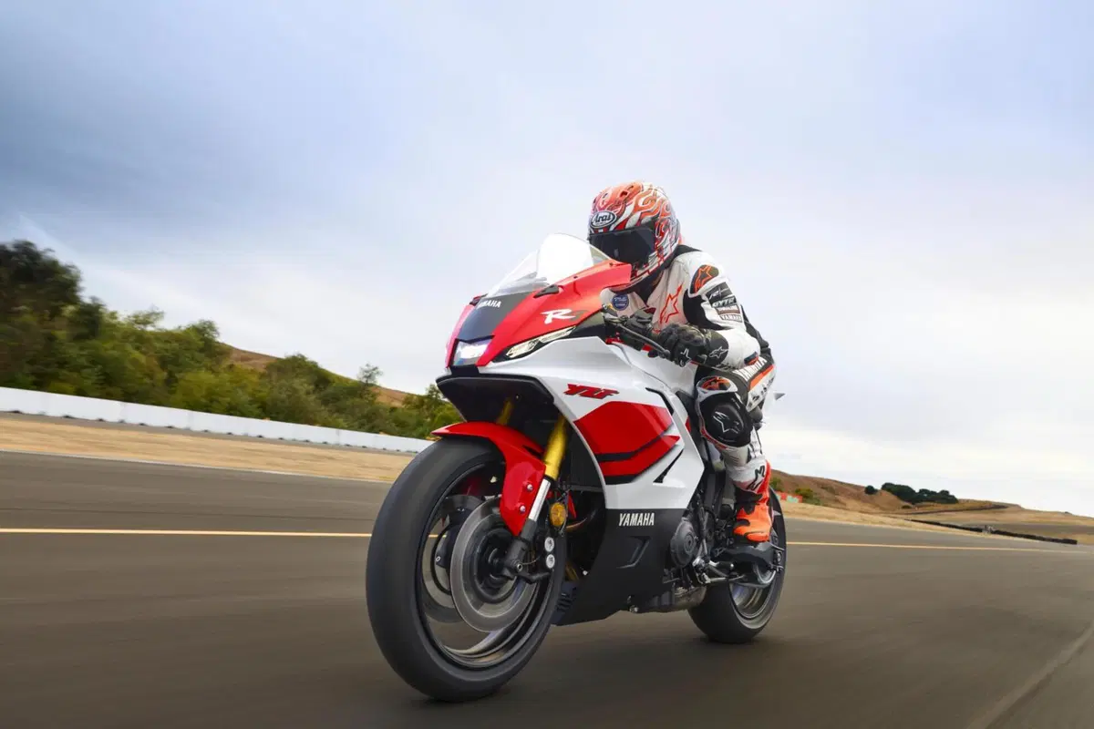Yamaha YZF R7 70th (2026) (2)
