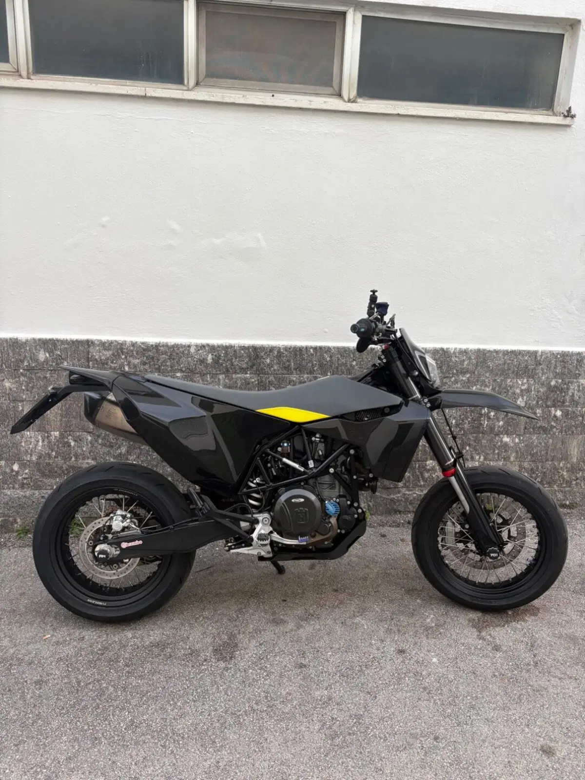 Husqvarna 701 Supermoto (2021) (4)