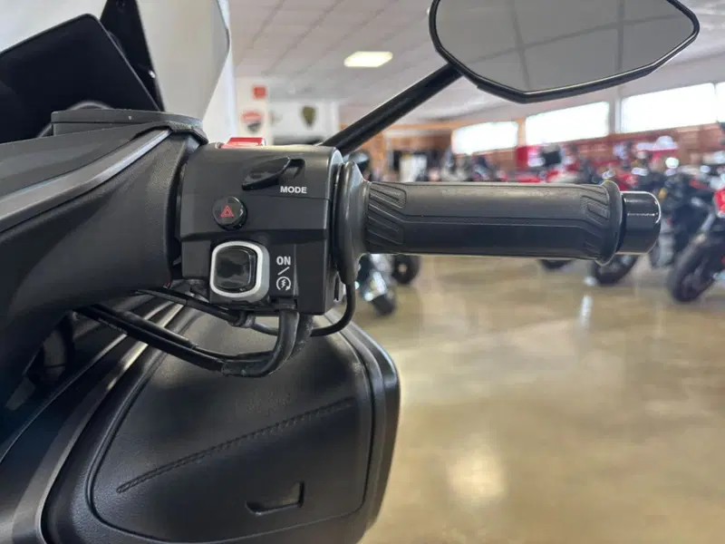 Yamaha T-Max 560 Tech Max (2021) (12)