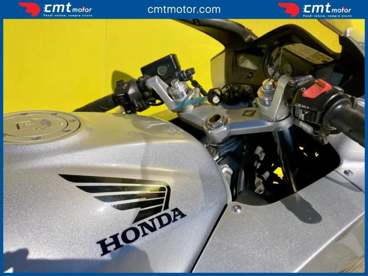 Honda VFR 800 (2002 - 05) (9)