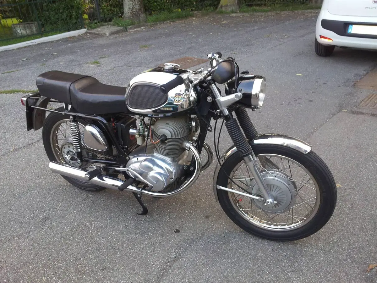 MV Agusta 250 bicilindrica iscritta ASI