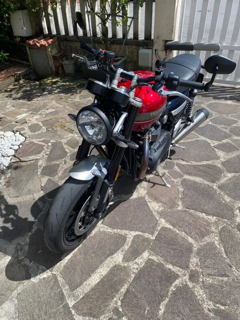 Triumph Speed Twin 1200 Stealth Edition (2024) (2)