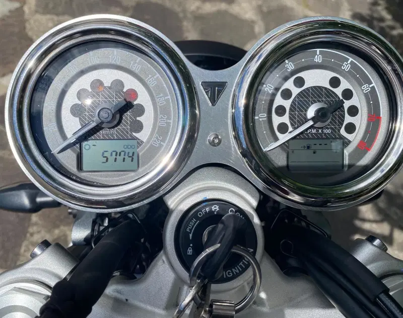 Triumph Speed Twin 1200 Stealth Edition (2024) (5)