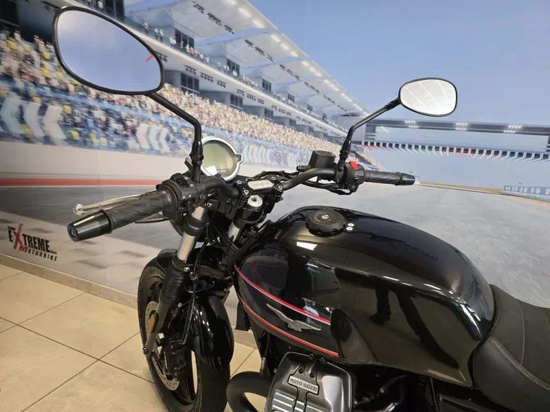 Moto Guzzi V7 Stone Special Edition (2022 - 25) (6)