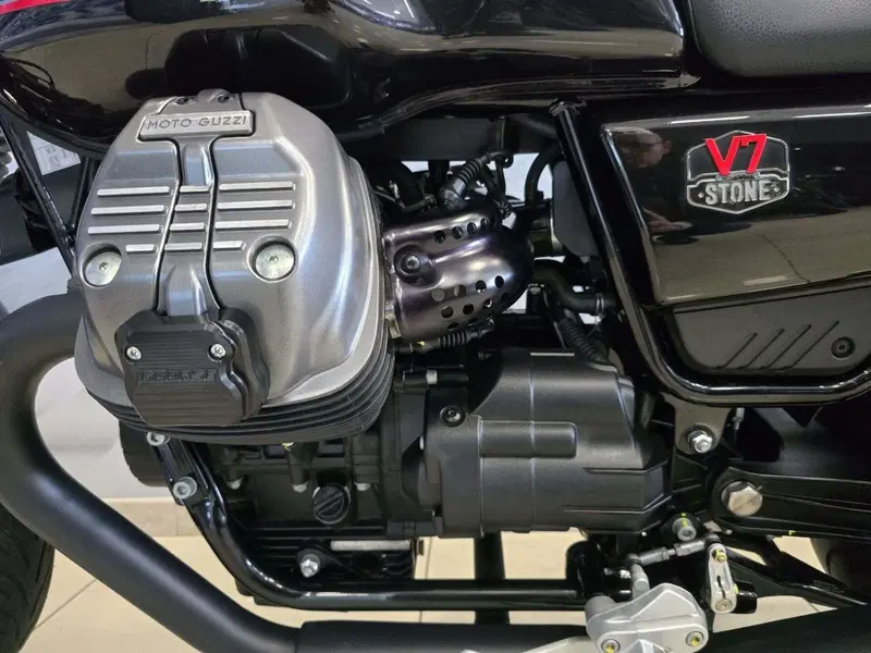 Moto Guzzi V7 Stone Special Edition (2022 - 25) (10)