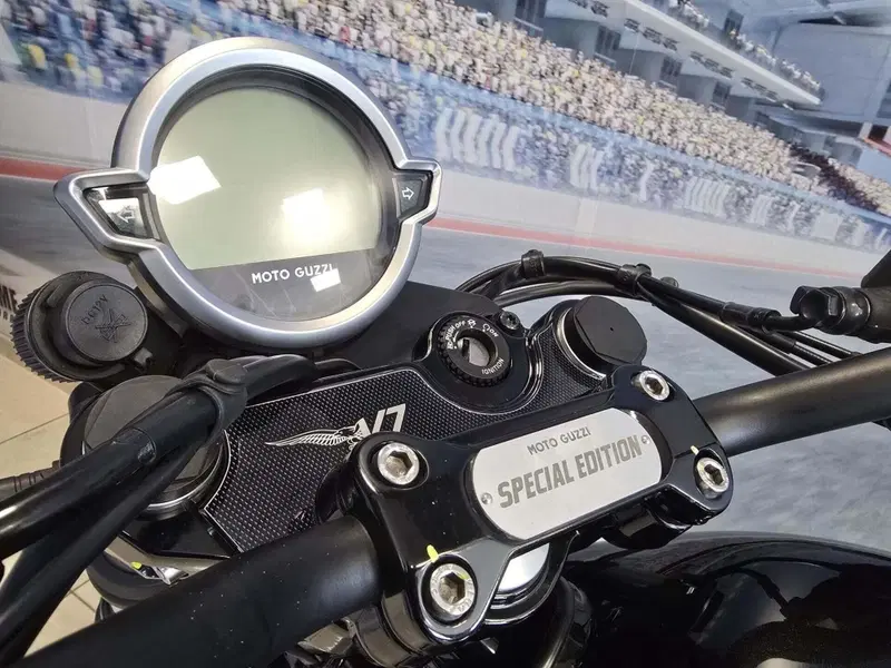 Moto Guzzi V7 Stone Special Edition (2022 - 25) (12)