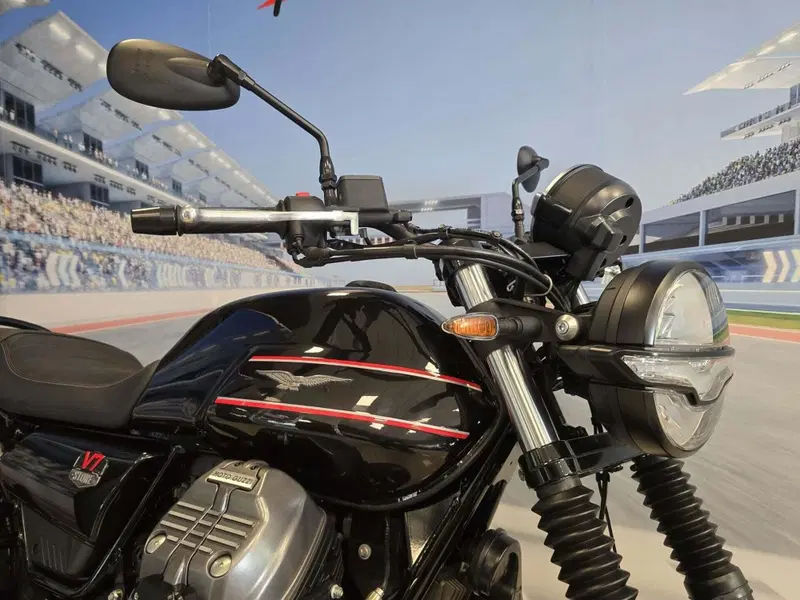 Moto Guzzi V7 Stone Special Edition (2022 - 25) (16)