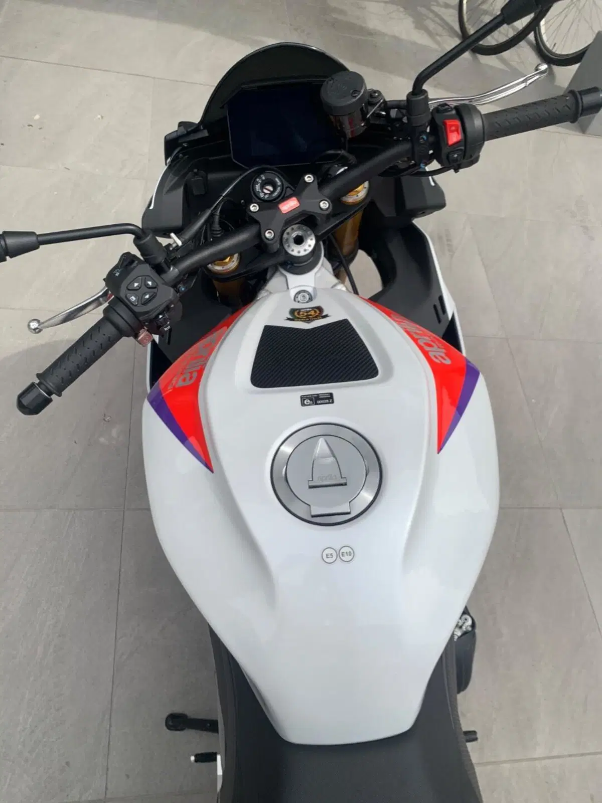 Aprilia Tuono V4 Factory Speed White (2023 - 24) (5)
