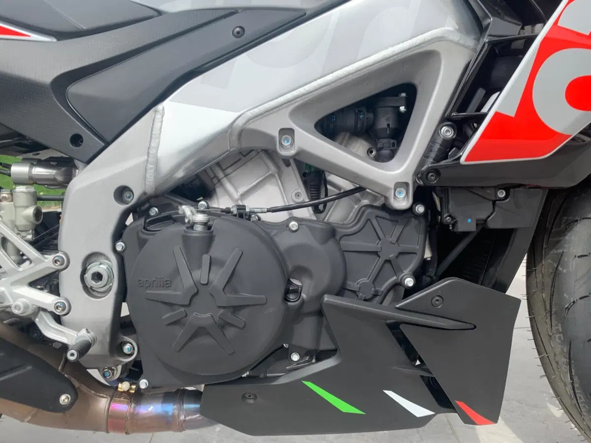 Aprilia Tuono V4 Factory Speed White (2023 - 24) (8)