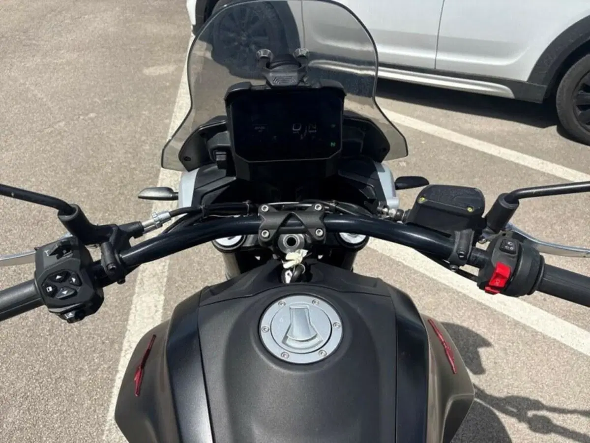 Moto Guzzi V85 Strada (2024 - 26) (6)