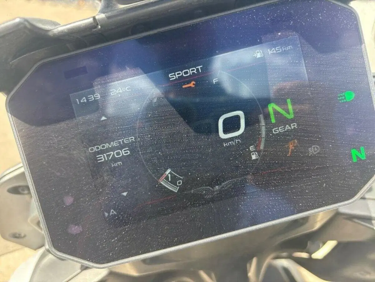 Moto Guzzi V85 Strada (2024 - 26) (5)