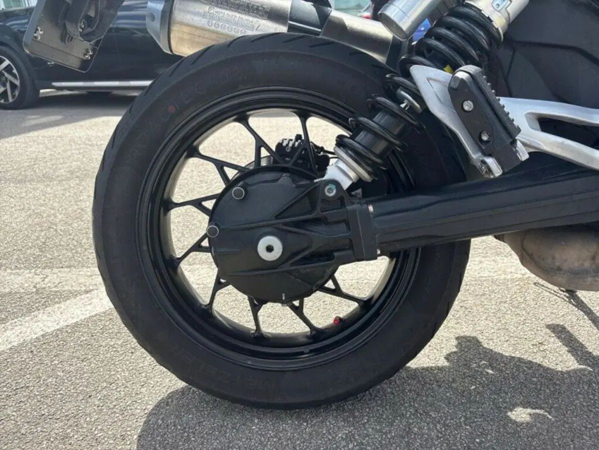 Moto Guzzi V85 Strada (2024 - 26) (8)