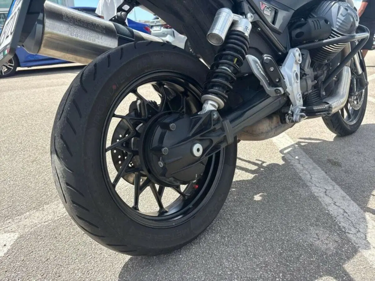 Moto Guzzi V85 Strada (2024 - 26) (9)