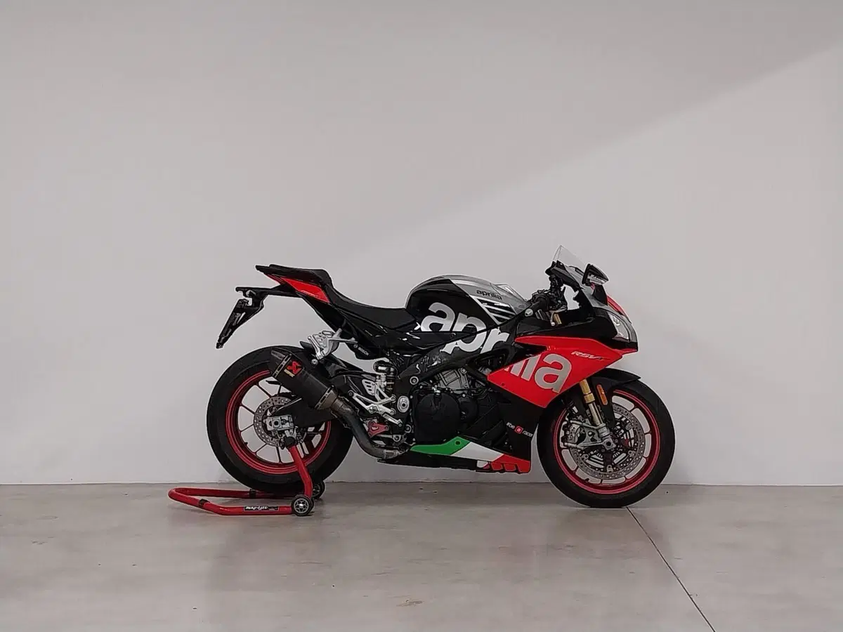 Aprilia RSV4 RF (2017 - 19) (2)