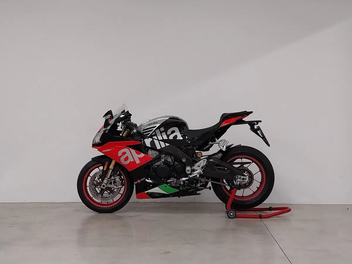 Aprilia RSV4 RF (2017 - 19) (3)