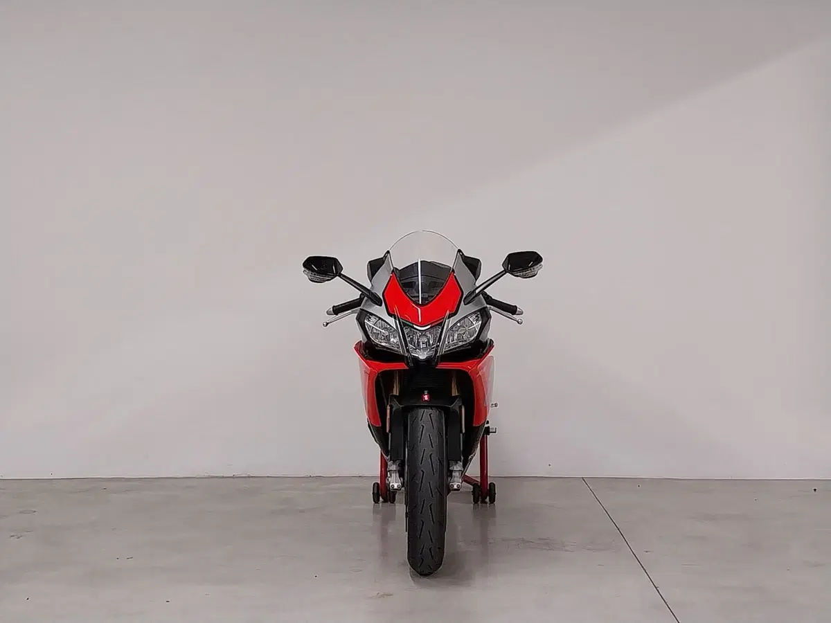 Aprilia RSV4 RF (2017 - 19) (4)