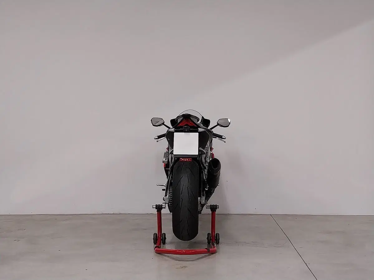 Aprilia RSV4 RF (2017 - 19) (5)