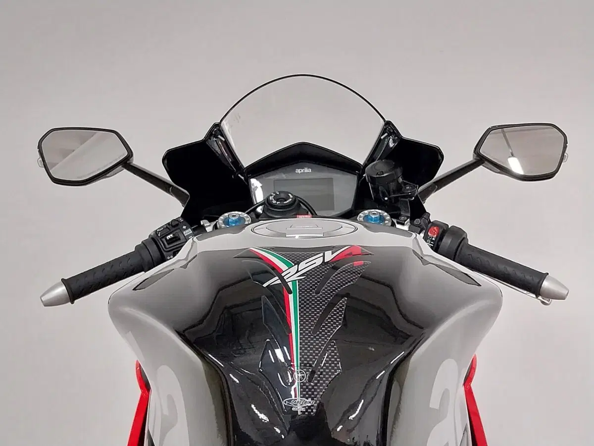 Aprilia RSV4 RF (2017 - 19) (18)