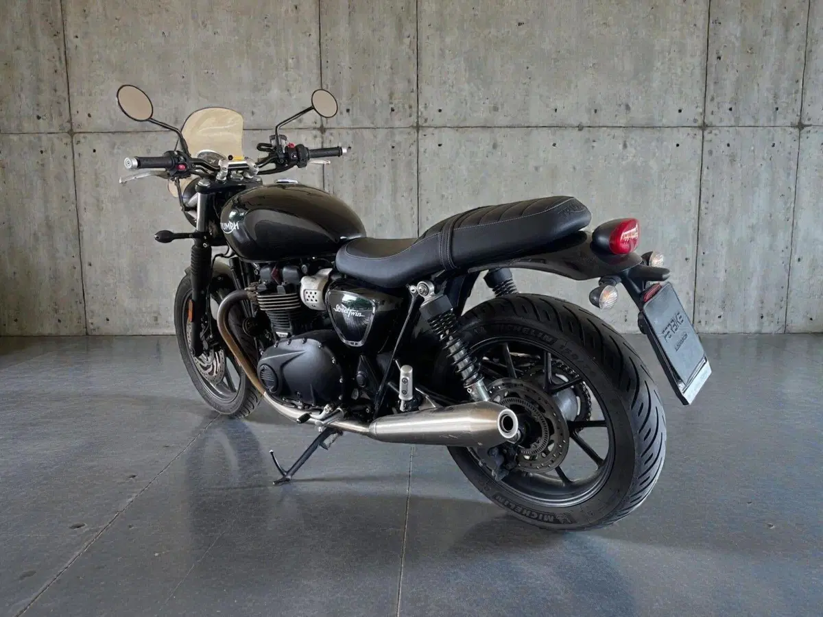 Triumph Street Twin 900 (2016) (6)