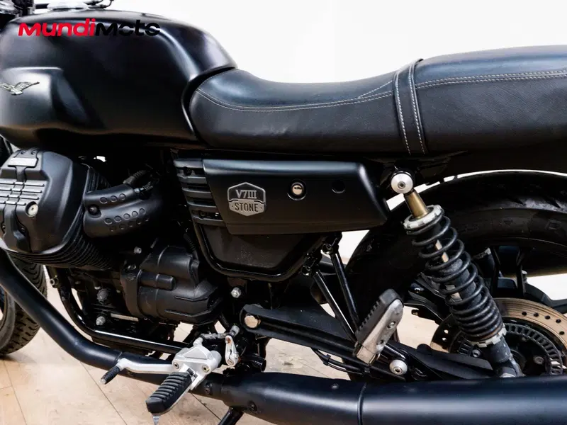 Moto Guzzi V7 III Stone Night Pack (2019 - 20) (10)