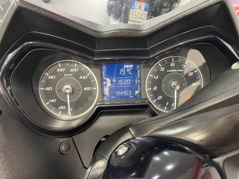 Yamaha X-Max 300 Tech Max (2020) (4)