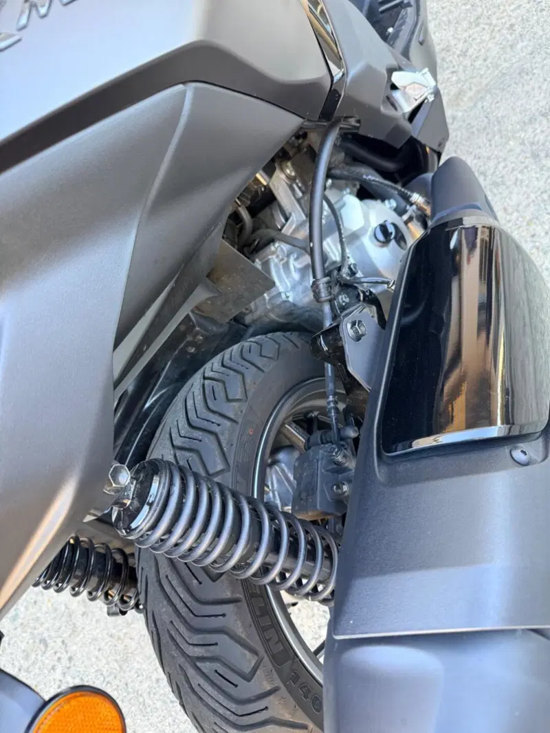 Yamaha X-Max 300 Tech Max (2025 - 26) (4)