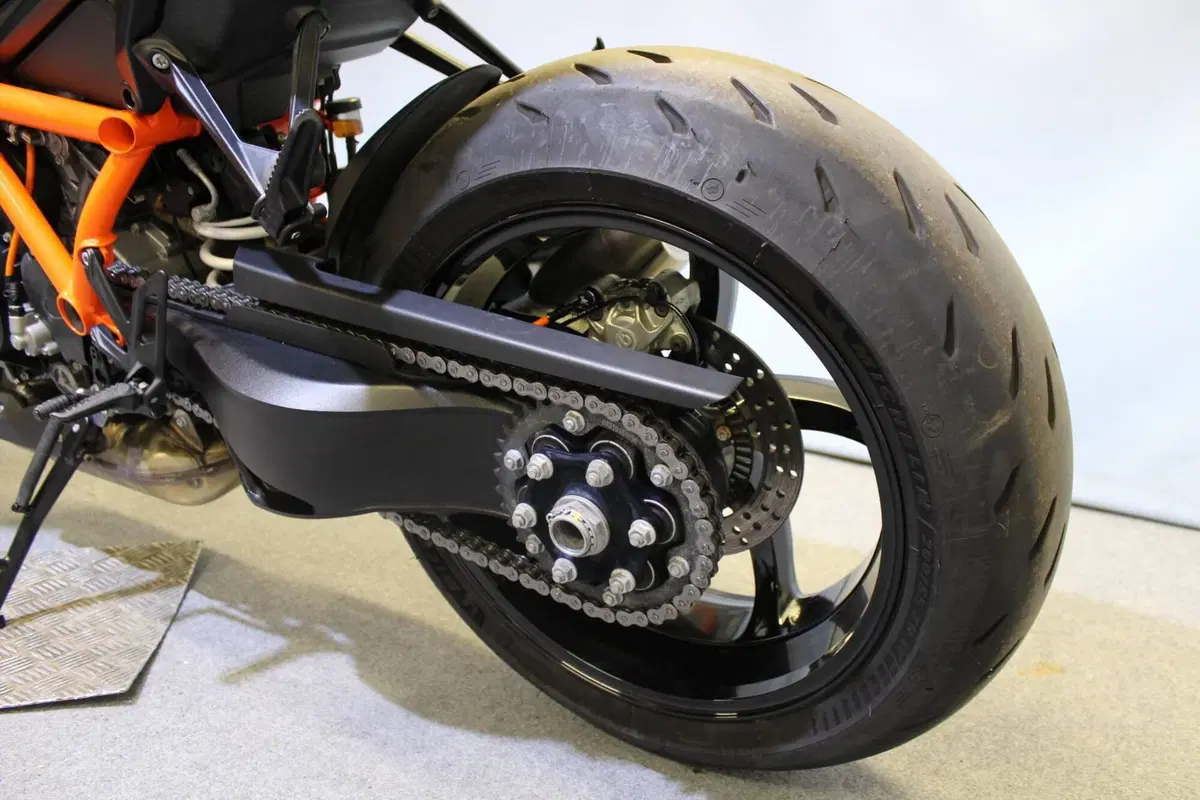 KTM 1390 Super Duke R (2024 - 26) (15)