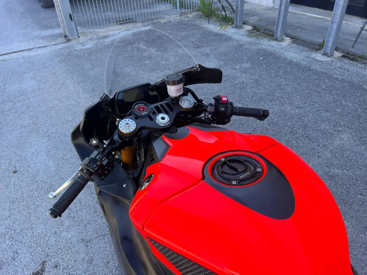 Yamaha YZF R1M (2020 - 25) (4)